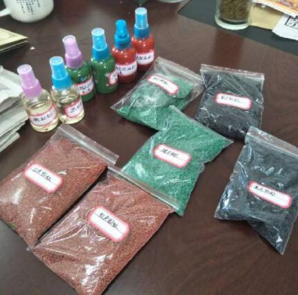 塑膠跑道原材料進(jìn)行現(xiàn)場取樣，取樣檢測材料分別是：黑色顆粒，紅色顆粒，綠色顆粒，紅色面漆，綠色面漆，膠水。