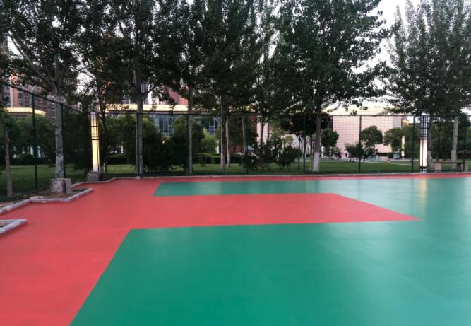 位于西安浐灞半島城市廣場的籃球場地，即將改造完畢